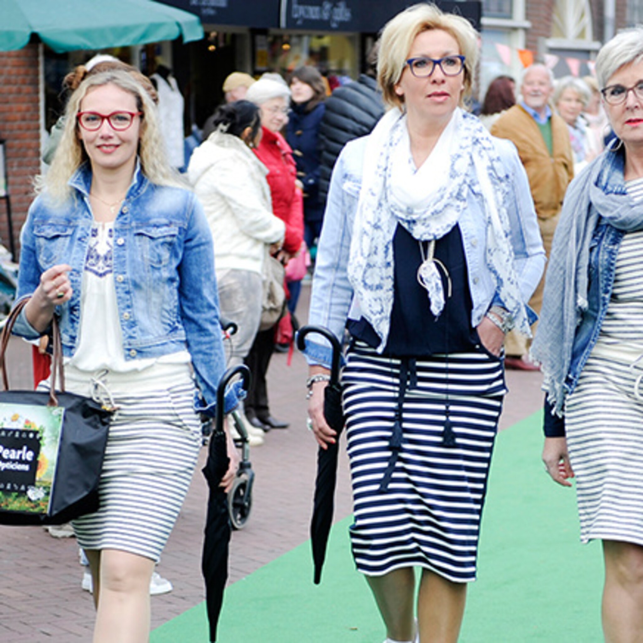 ondernemers tonen producten tijdens fashion food festival haaksbergen