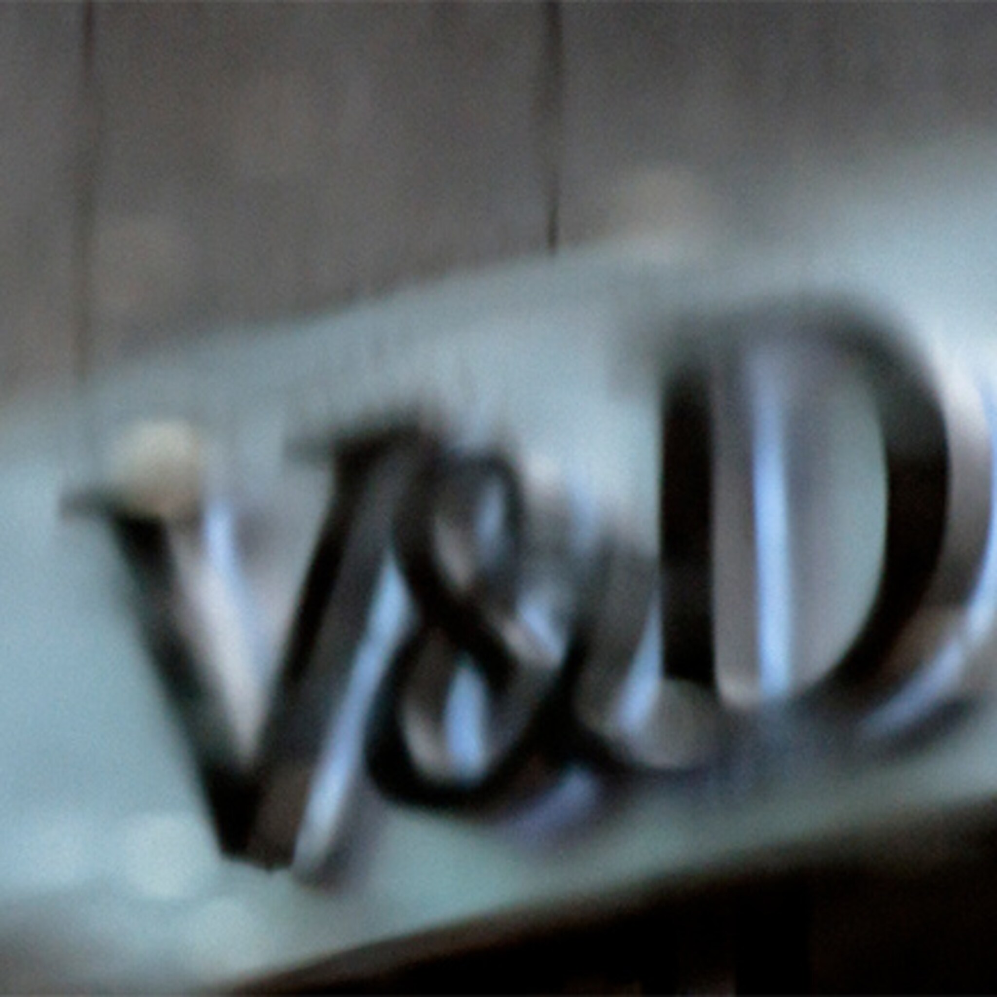 8000 v en d medewerkers houden adem in