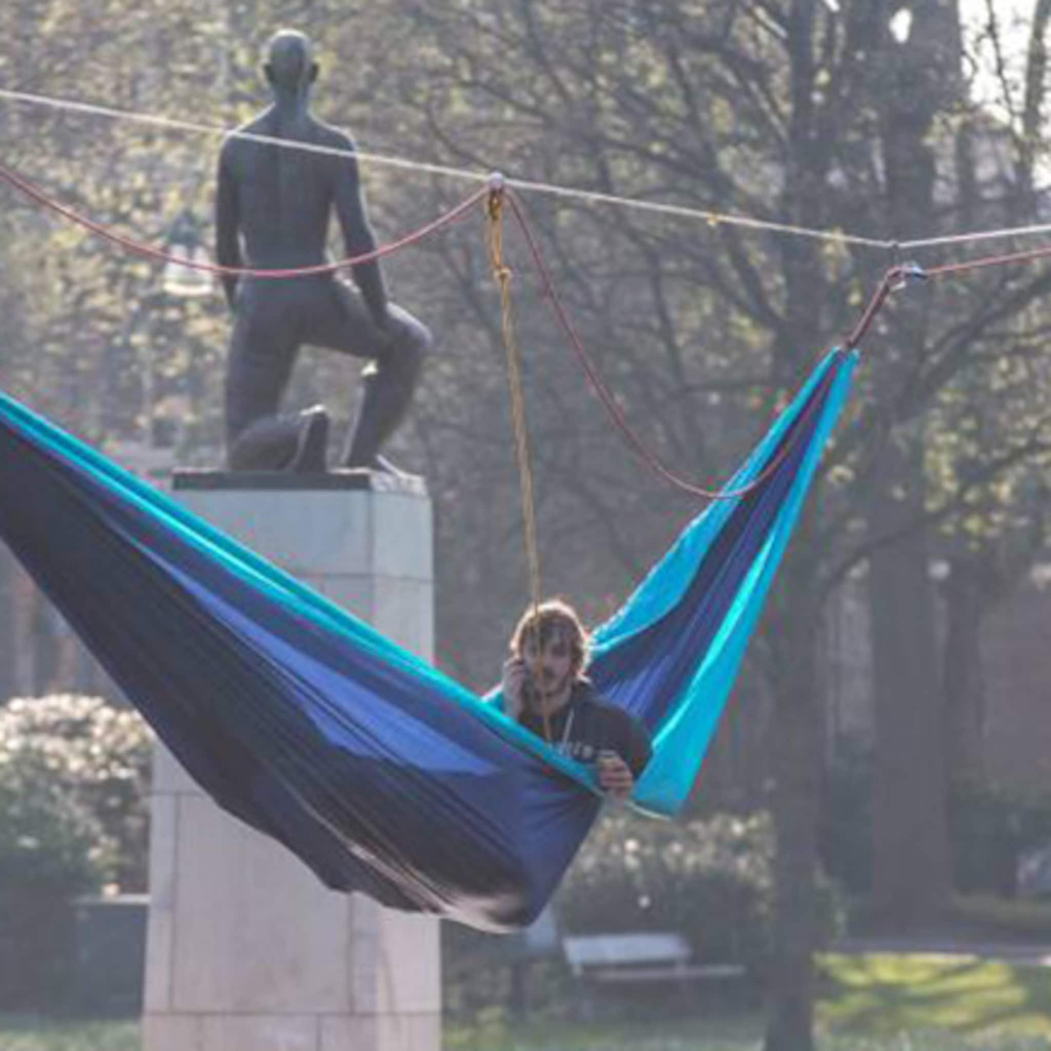 nachtje tukken in hangmat boven zwolse gracht