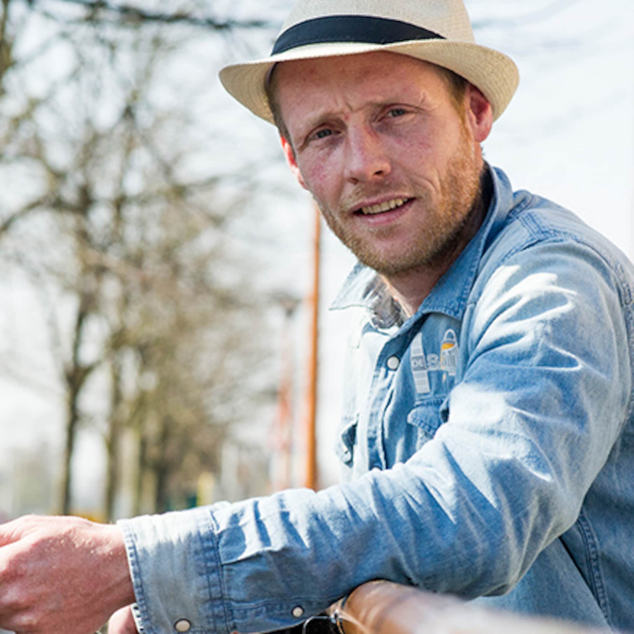 schilder bertwin lucassen geeft dock 19 in almelo transformatie