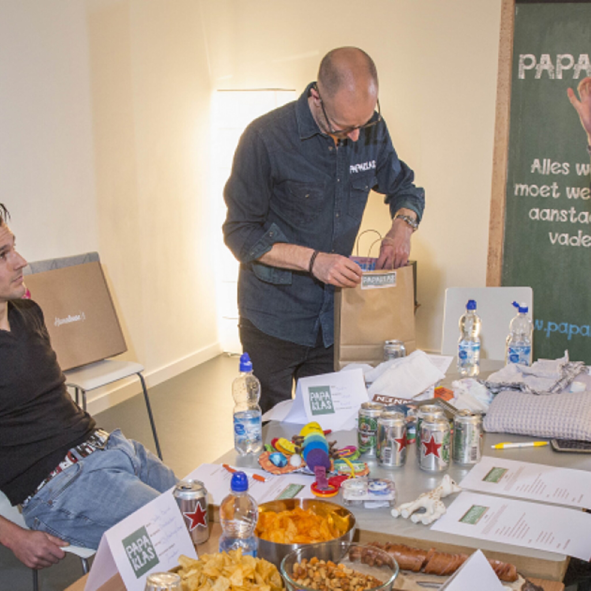 jonge vaders zien brood in papaklas