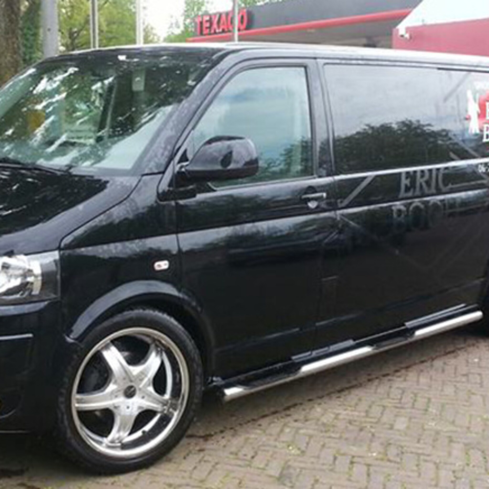 ondernemer uit enschede aan huis gekluisterd door gestolen bedrijfsbus