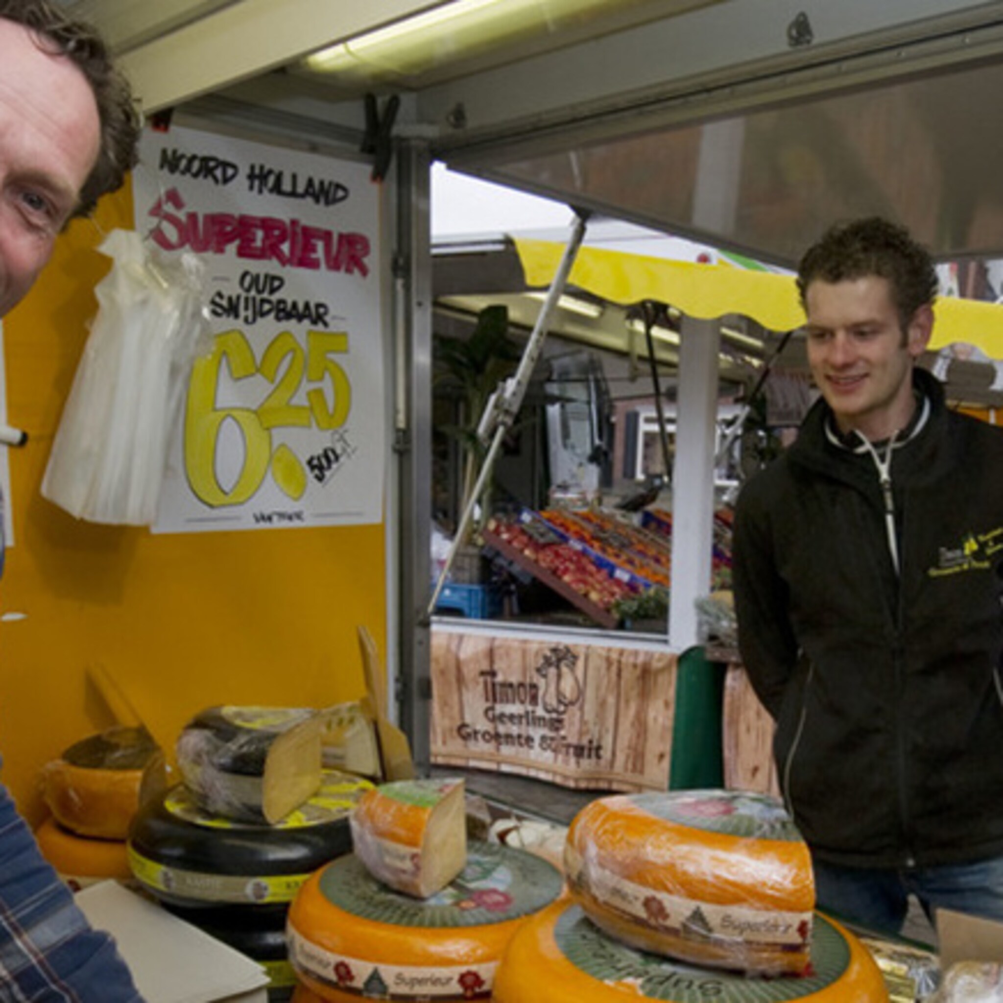 markt tubbergen klimt voorzichtig uit het dal