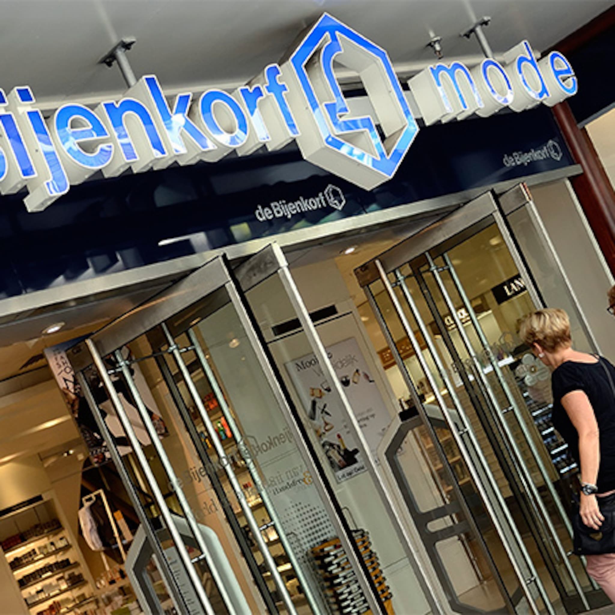 personeel bijenkorf breda werken met een lach en een traan