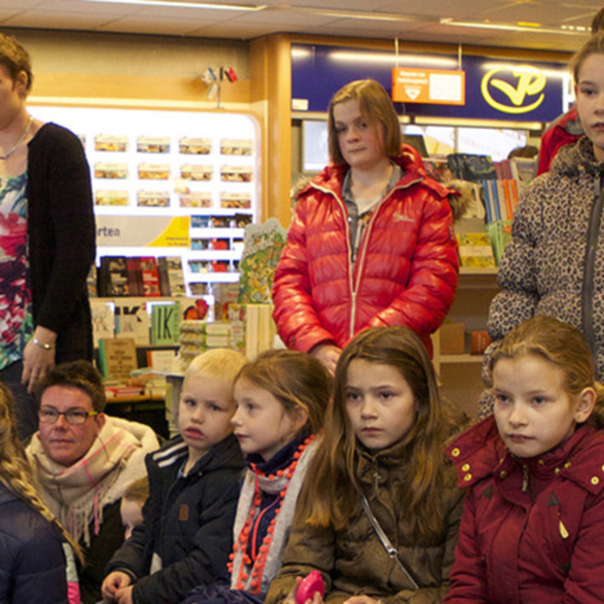 boekwinkel promoot boekenweek met voorlezende schrijfster