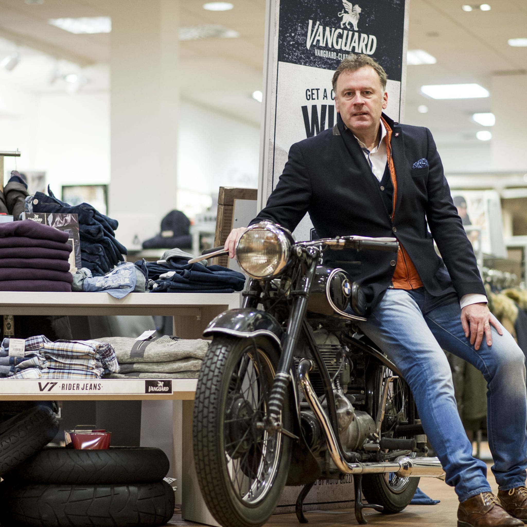 roetgerink lokt klanten met taxi naar winkel in enter