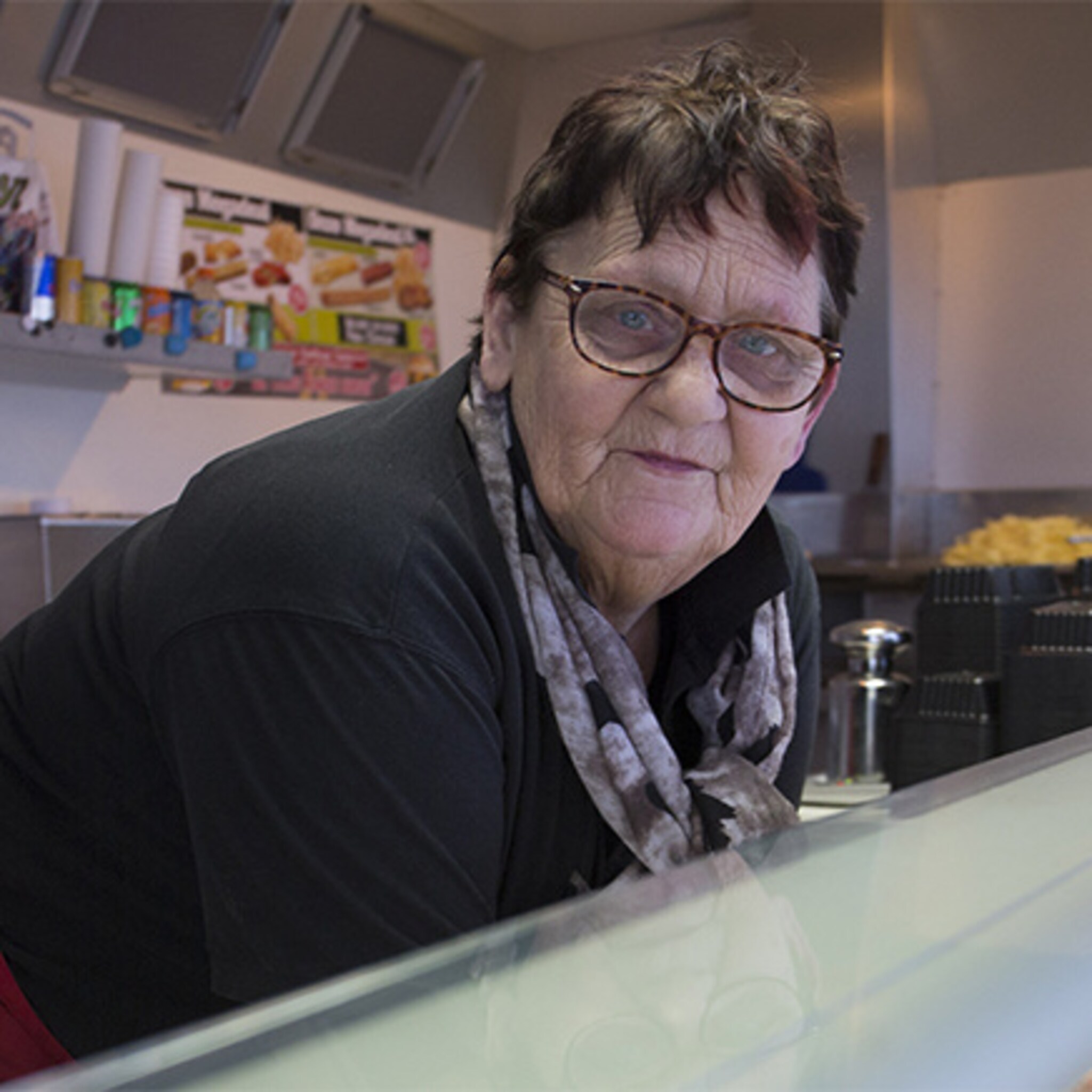frietverkoopster stapt naar rechter
