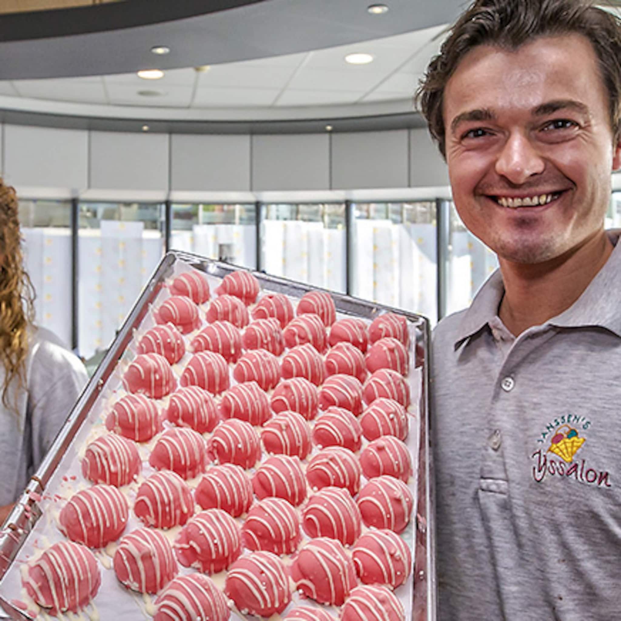 ijsmaker houdt het nieuwe interieur nog even voor zichzelf