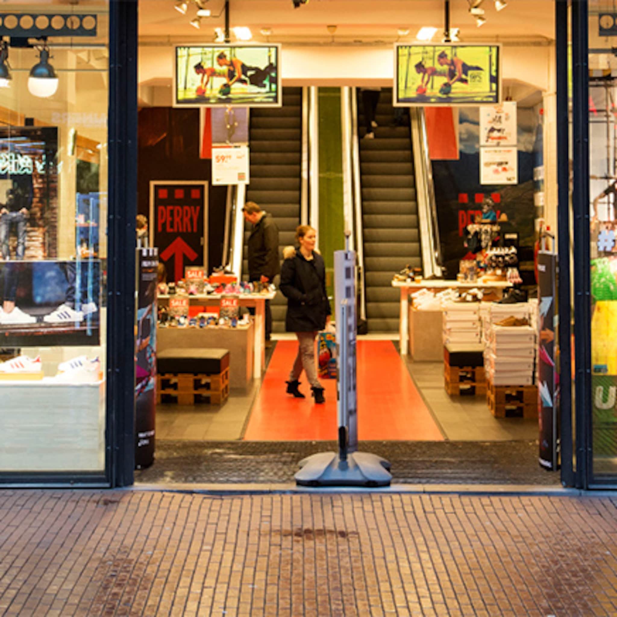 wie sleurt v en d nog meer mee in zijn val