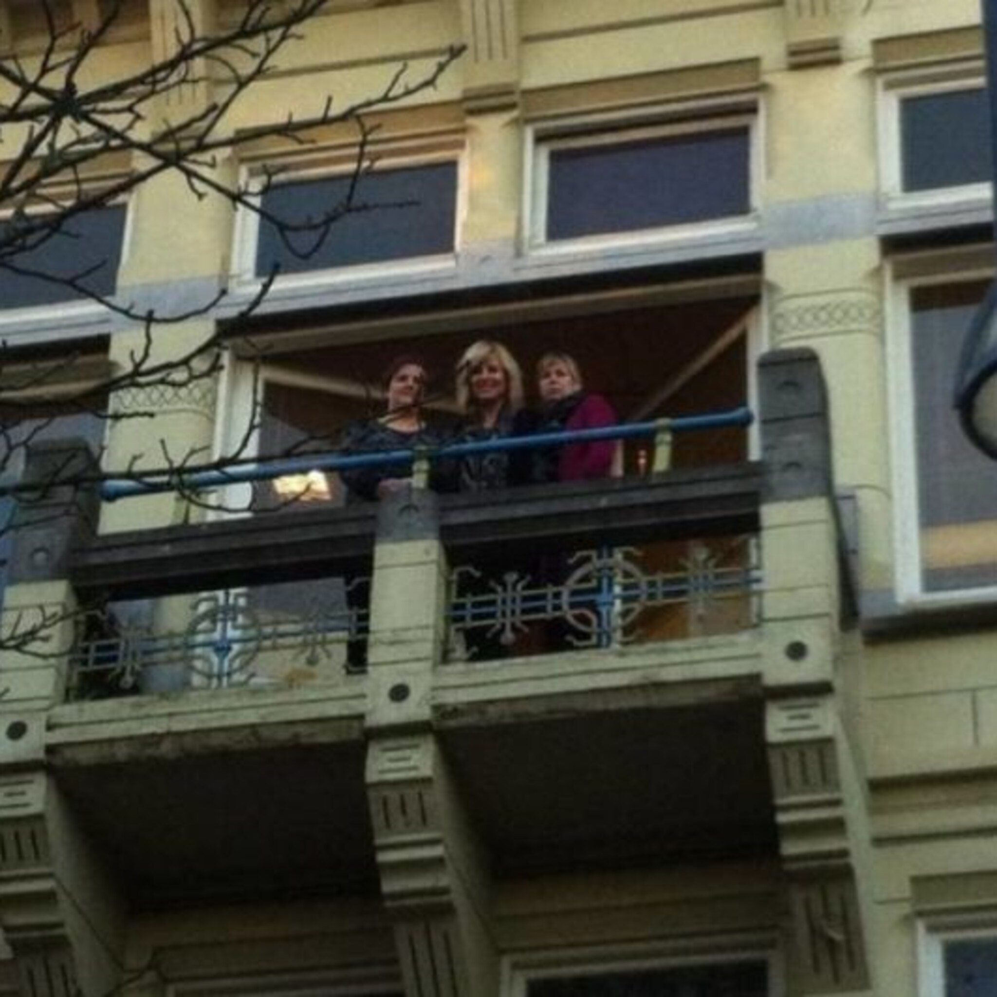 tragikomische scene op balkon bij v en d in deventer