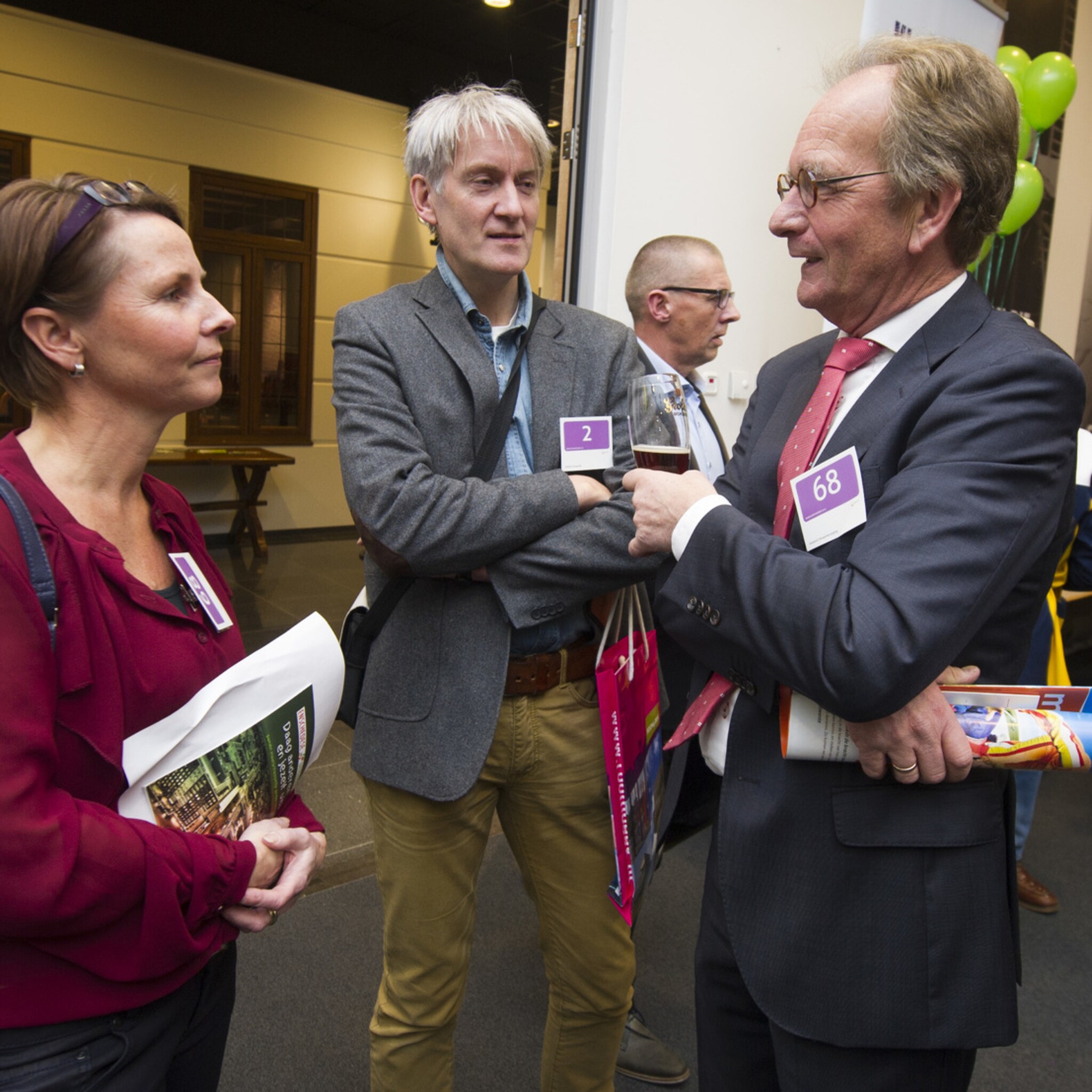beursvloer bedrijven helpen met menskracht of materialen