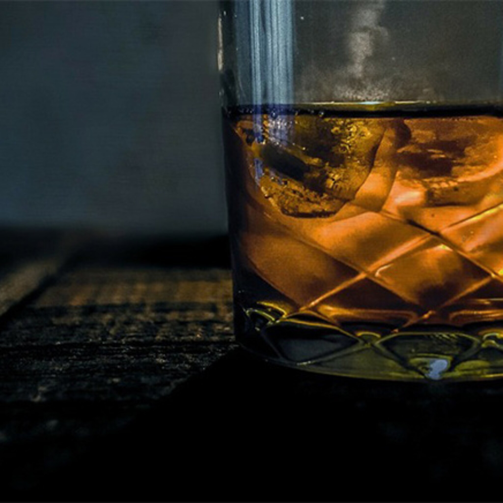 whiskydieven laten acht flessen in jas verdwijnen