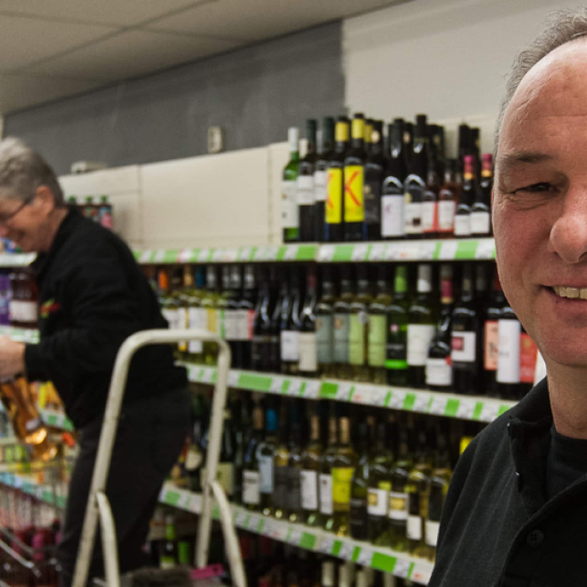 klanten helpen verven in lettelese dorpswinkel
