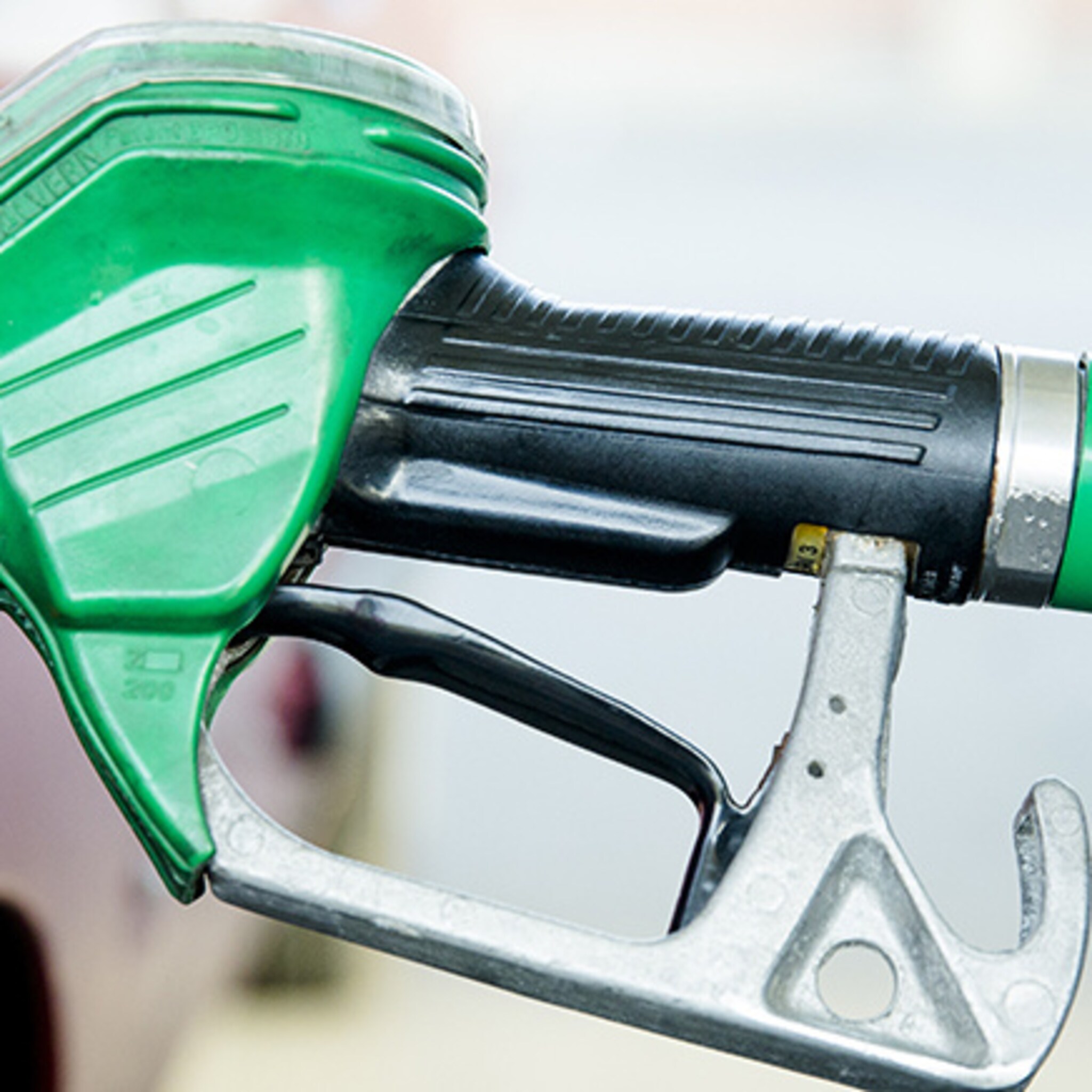 de traagheid van de benzineprijs
