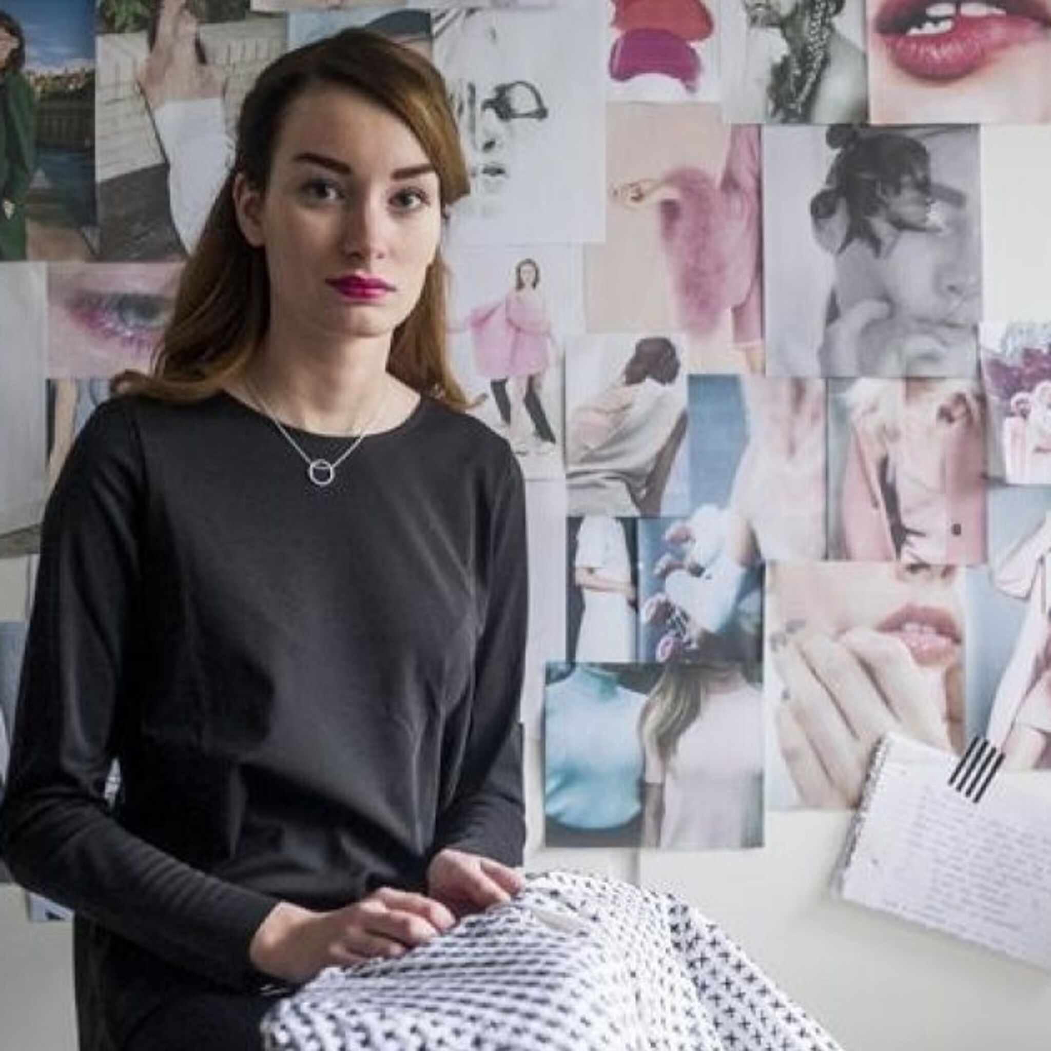 gulle rus helpt hengelose ontwerpster naar de fashion week
