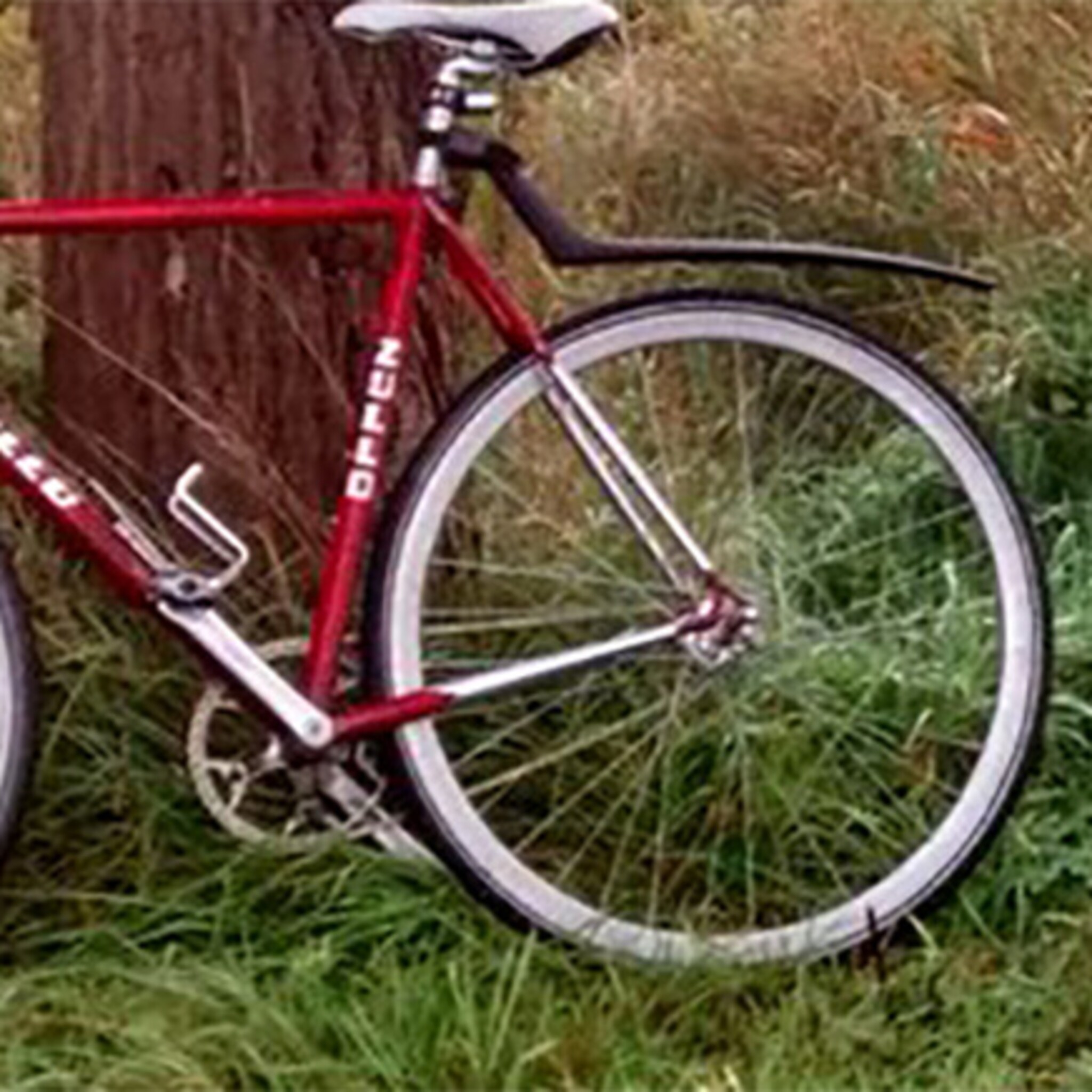 fietskoerier zit zonder fiets