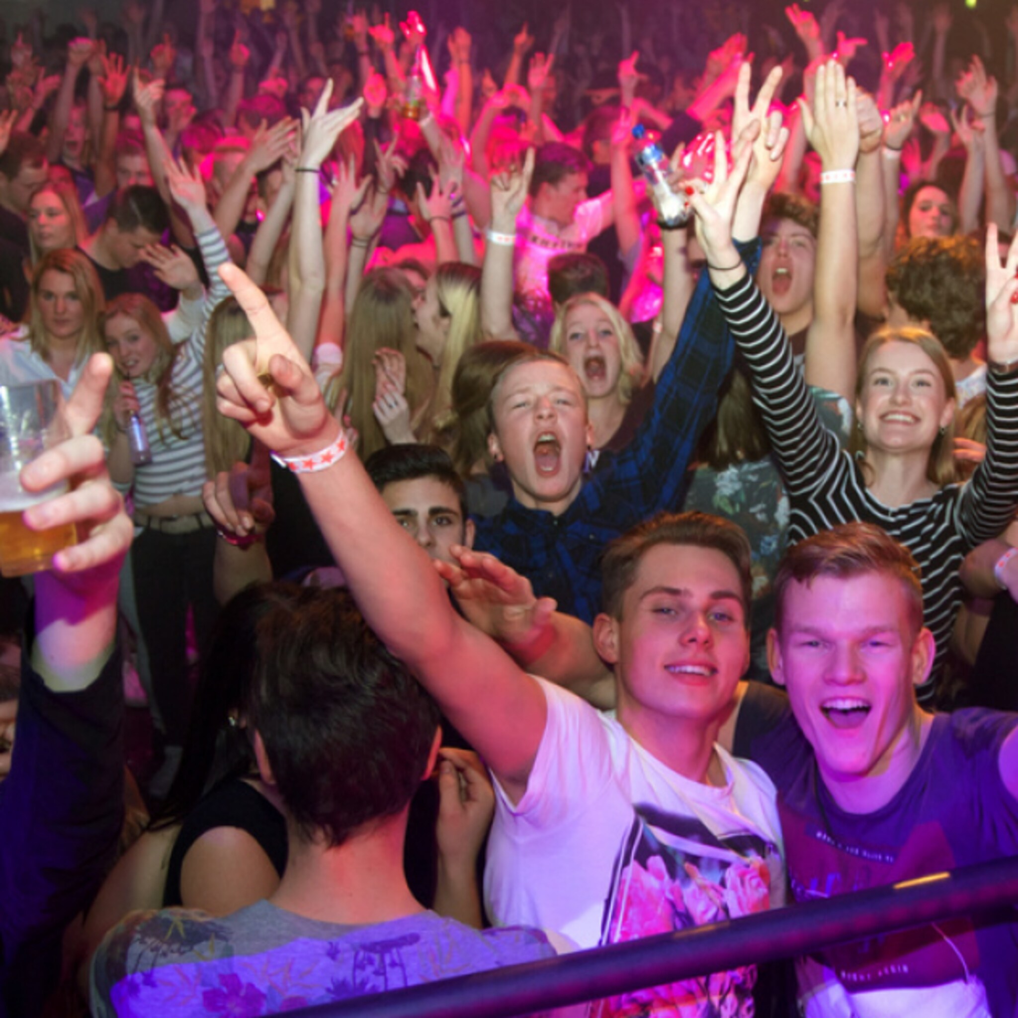zaal dijk in lemele overleeft terwijl veel discotheken het loodje leggen