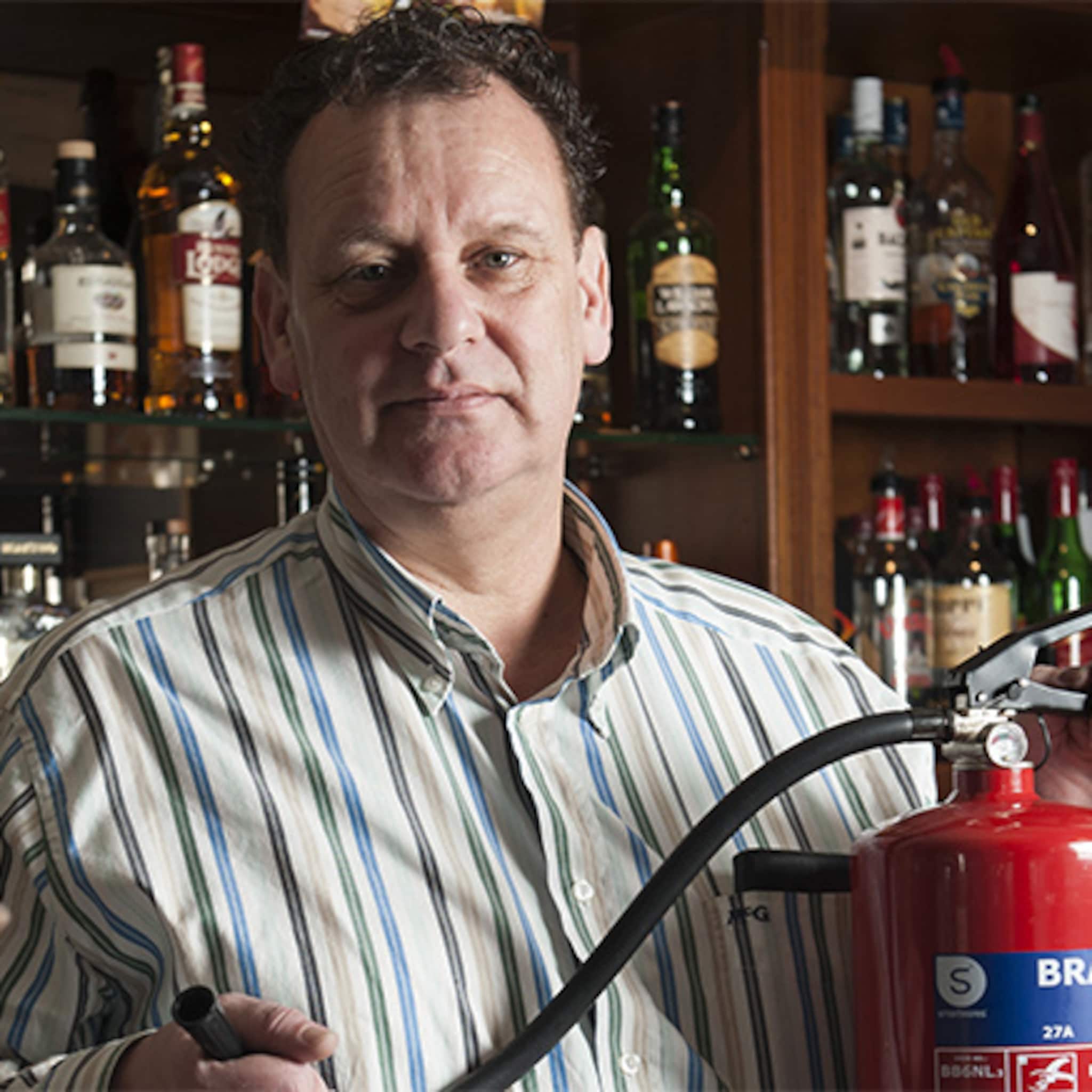 barkeepers blussen brand buren en krijgen straf