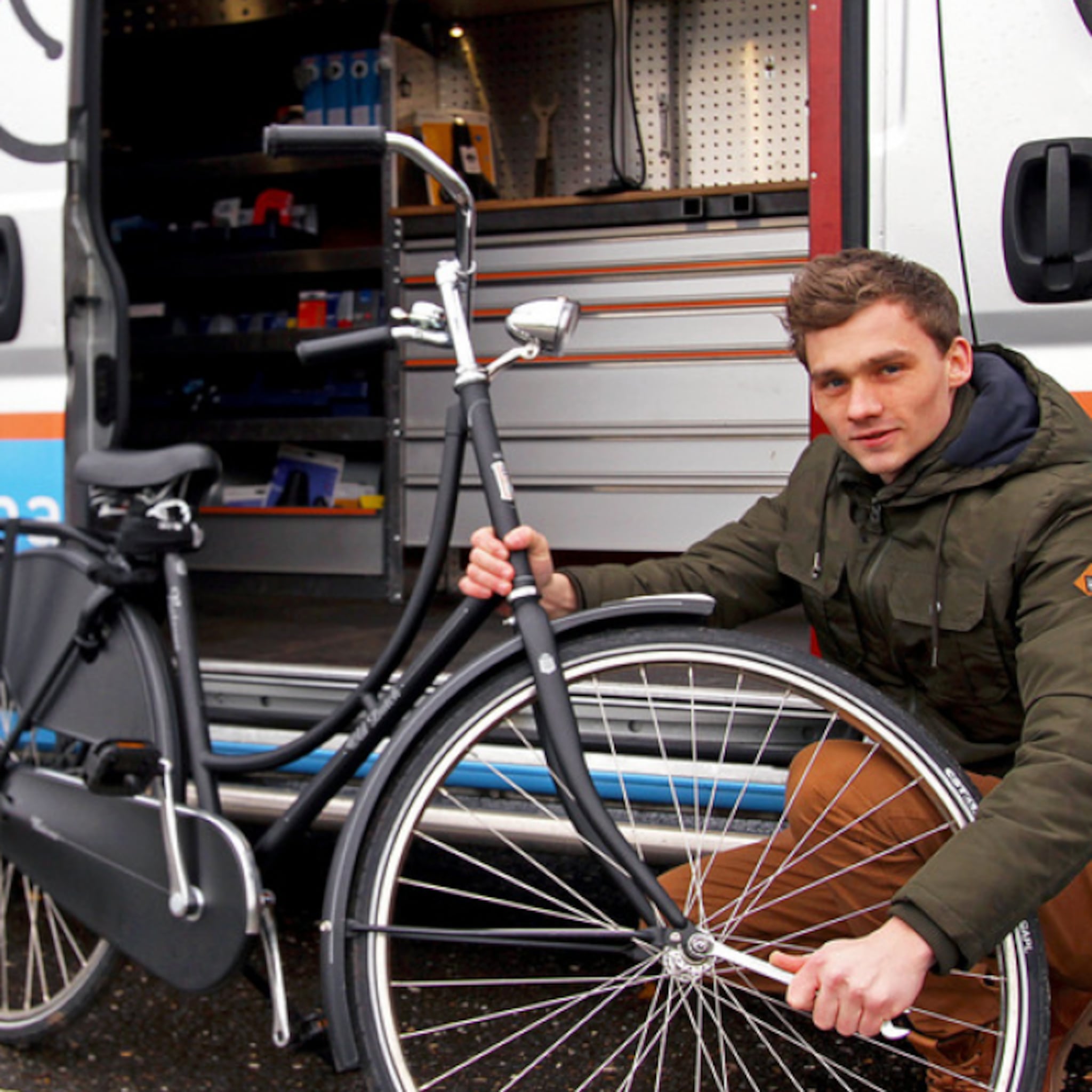 enschedese fietsenmaker is altijd onderweg