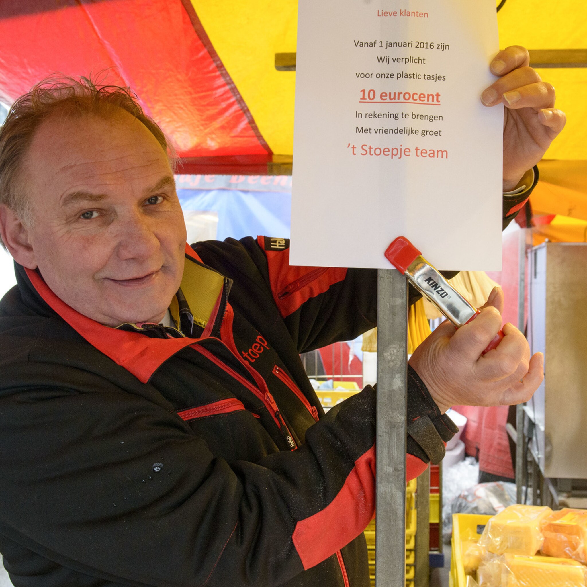 ondernemers op enschedese markt in tweestrijd door plastic