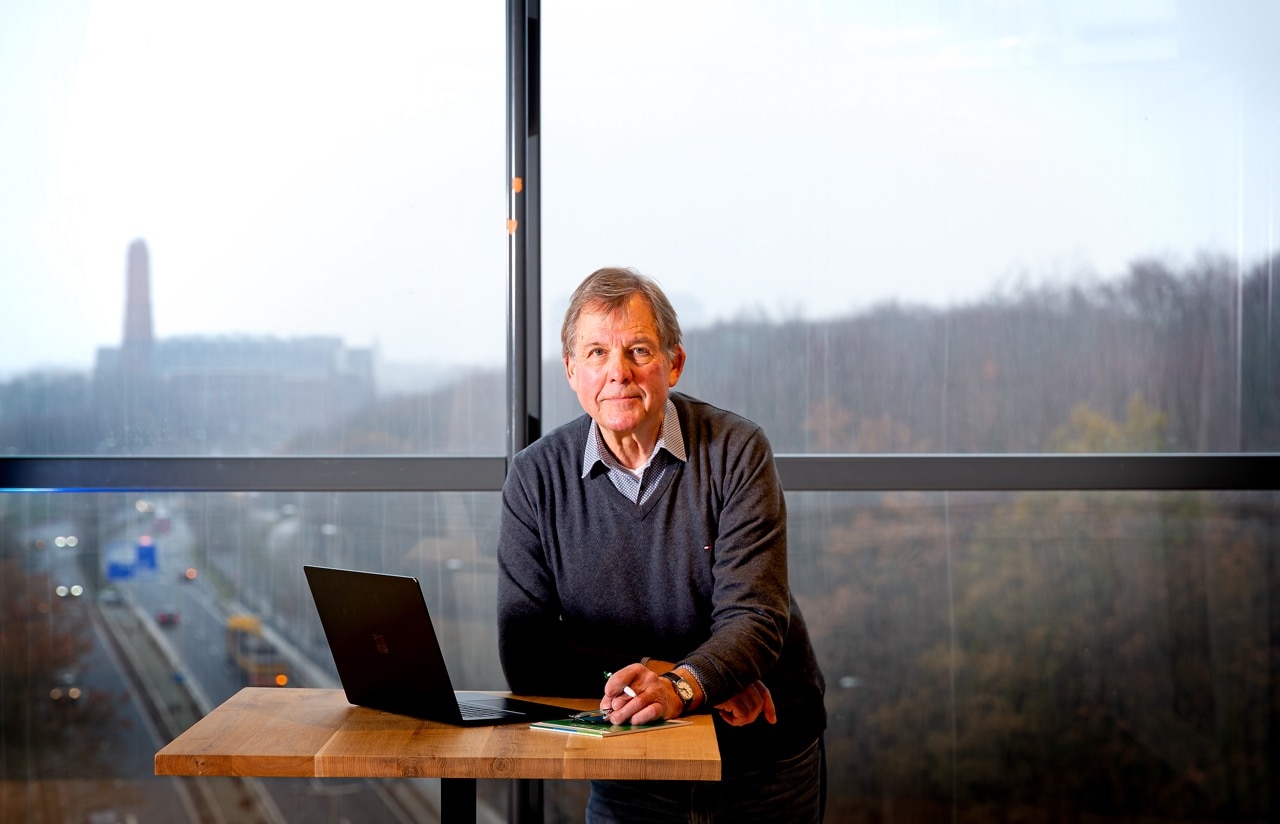 Portret van OKB-adviseur Fred Nessen in de Malietoren in Den Haag. Bart Hoogveld