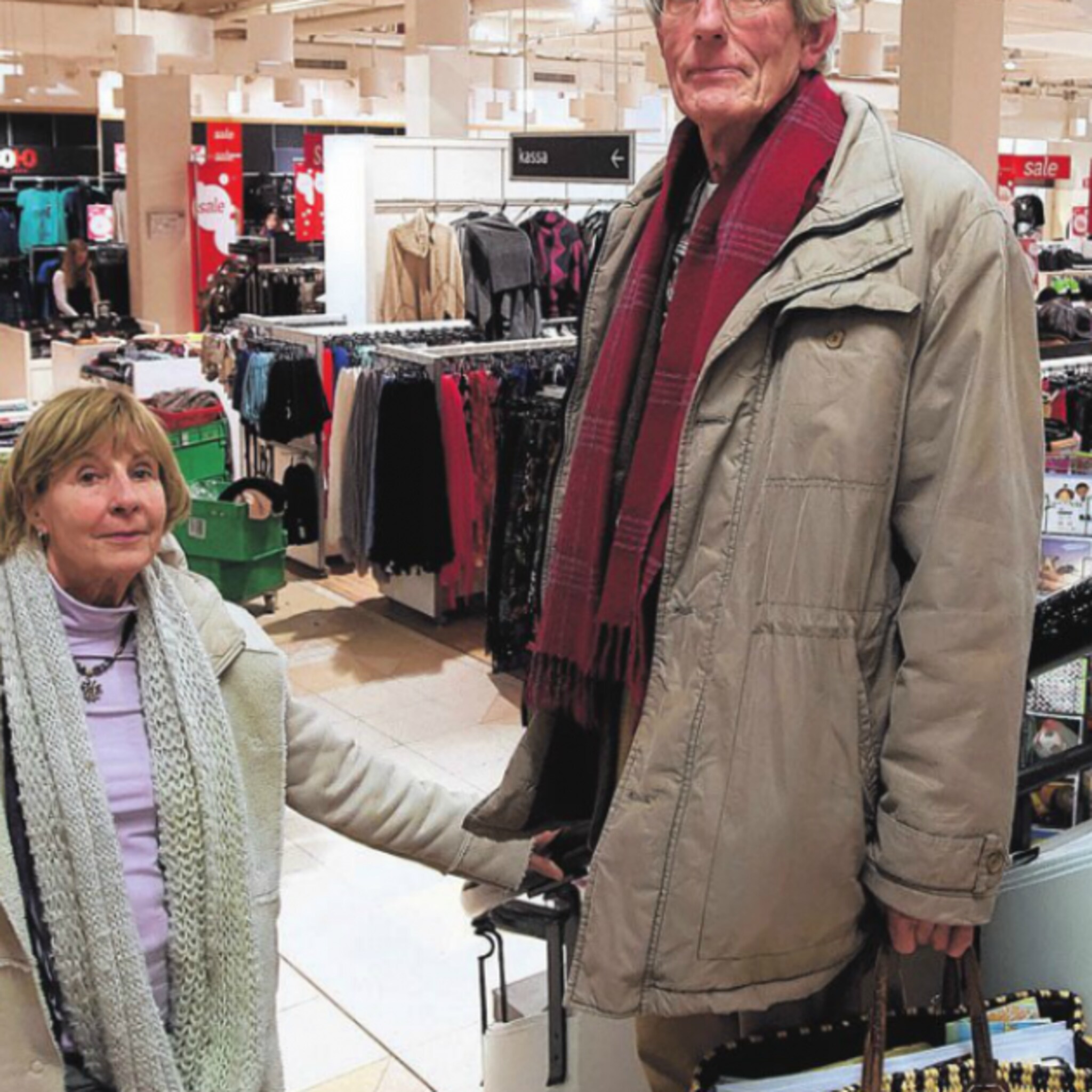 kinderen van vroom en dreesmann bezoeken warenhuis vol nostalgie