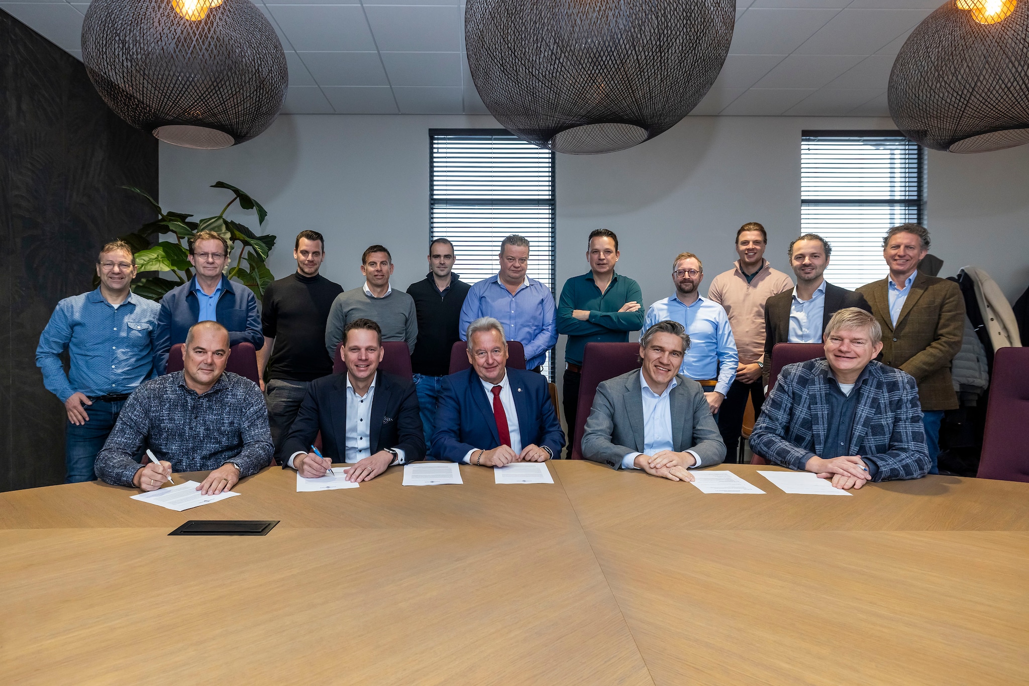 Ondernemers op bedrijventerrein Honderdland ondertekenen een energieconvenant met netbeheerder Westland Infra. Thierry Schut