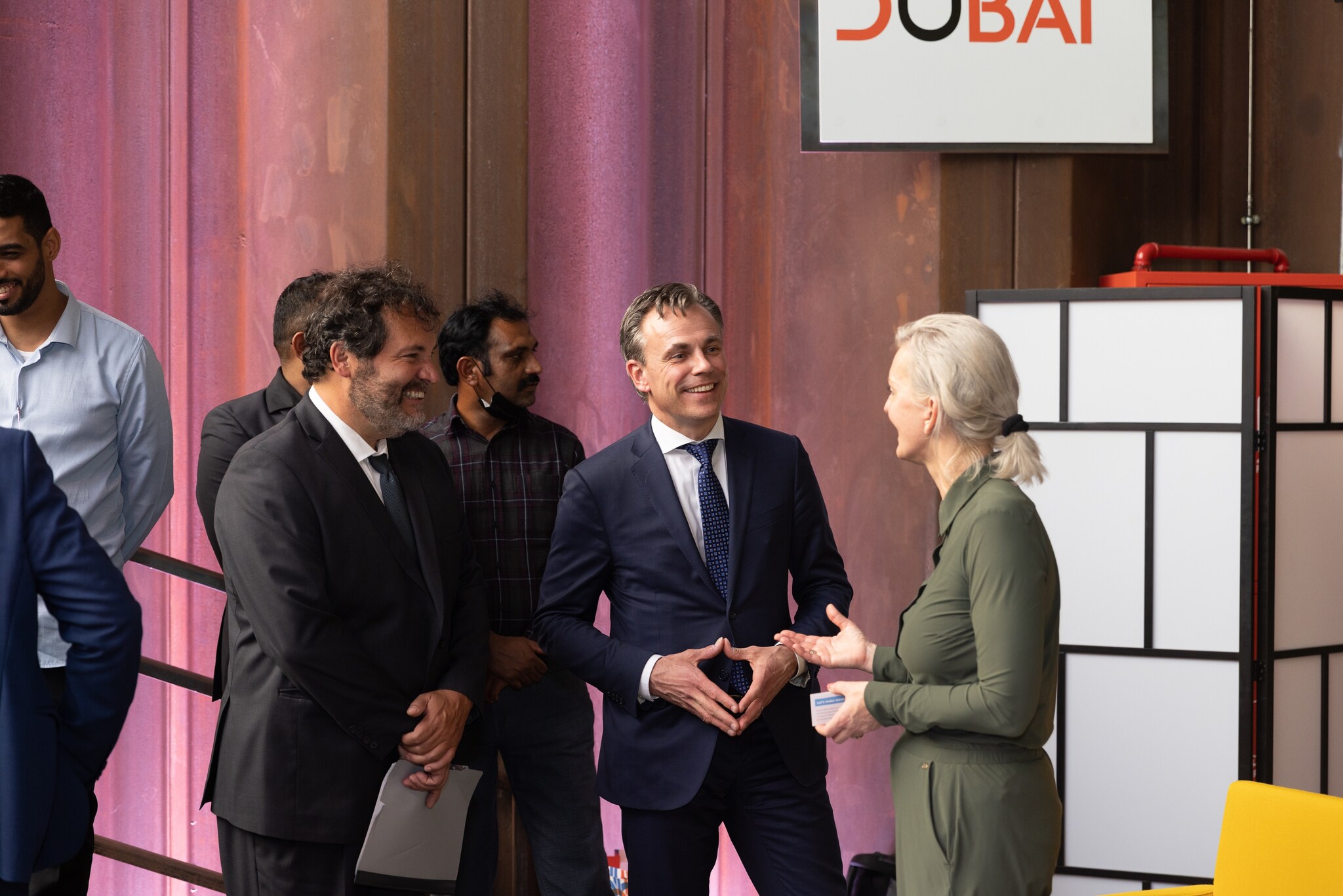 Carel Richter (links), Consul-generaal in de Verenigde Arabische Emiraten tijdens de handelsmissie met minister Mark Harbers (midden) van Minister van Infrastructuur en Waterstaat. Beeldmateriaal: ministerie van Buitenlandse Zaken
