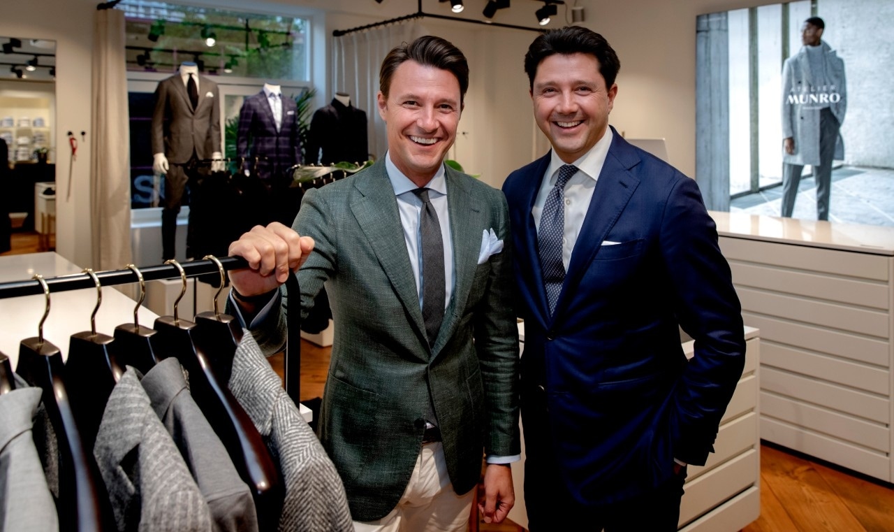 Martijn (links) en Sander Lusink, de zonen van Oger Lusink bij de opening van hun modezaak aan de Rotterdamse Kruiskade. Foto: ANP.