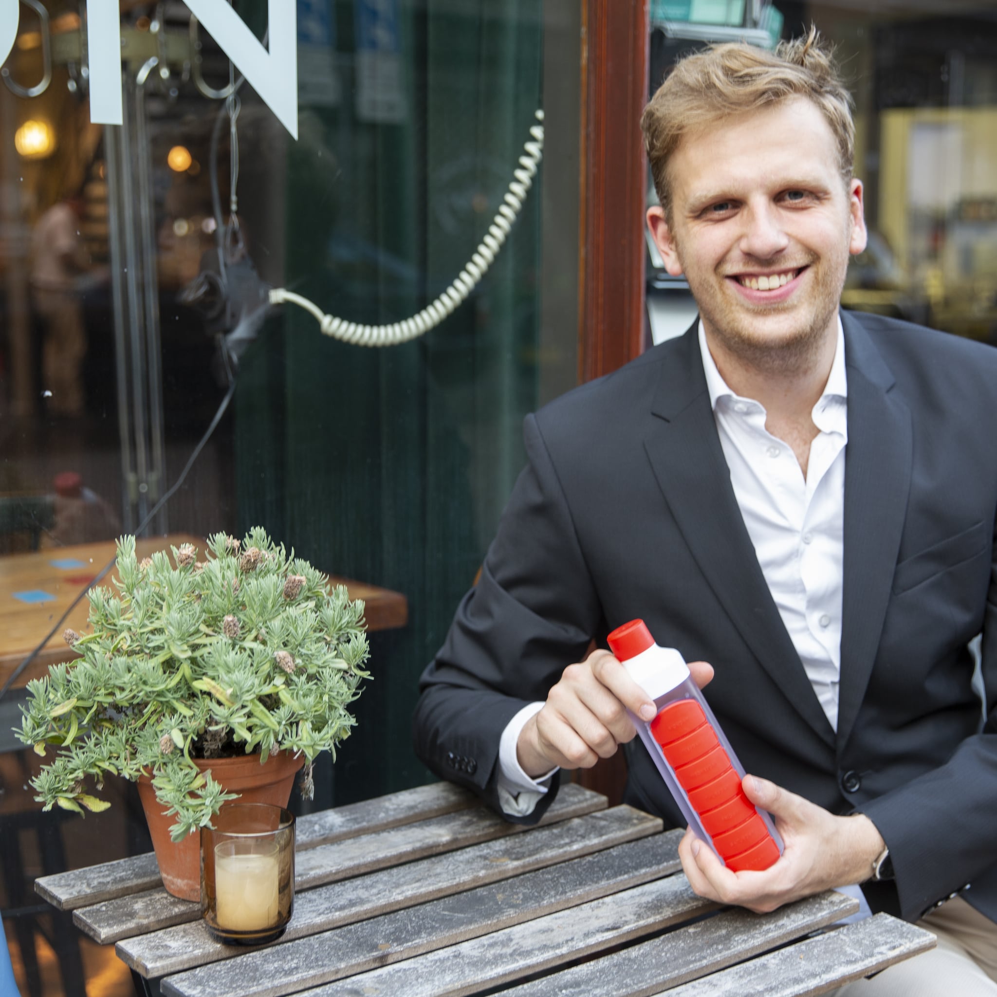 bedenker waterfles met pillendoosje kan opschalen na dragons den