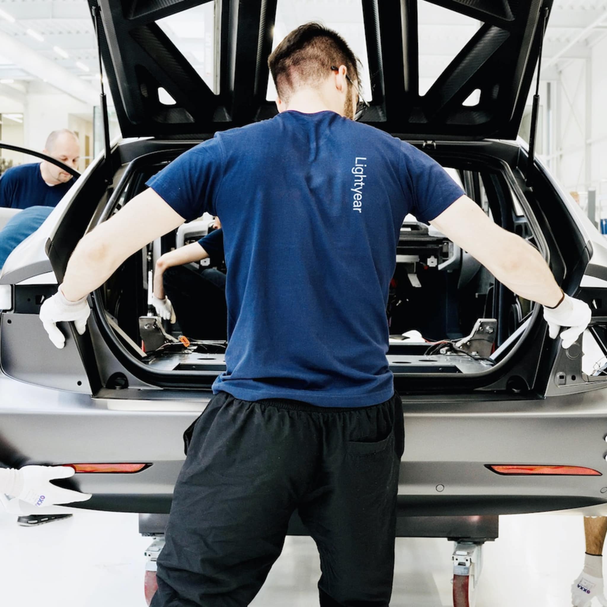 lightyear start strategische partnerships en schaalt productie op
