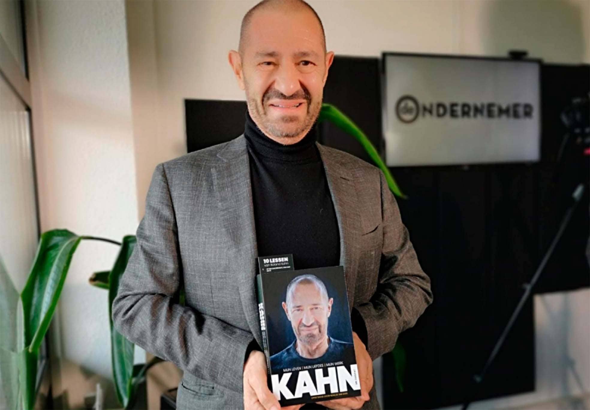 Roland Kahn met zijn biografie Kahn. Zijn relatie met Bas Smit komt ook in het boek aan bod.
