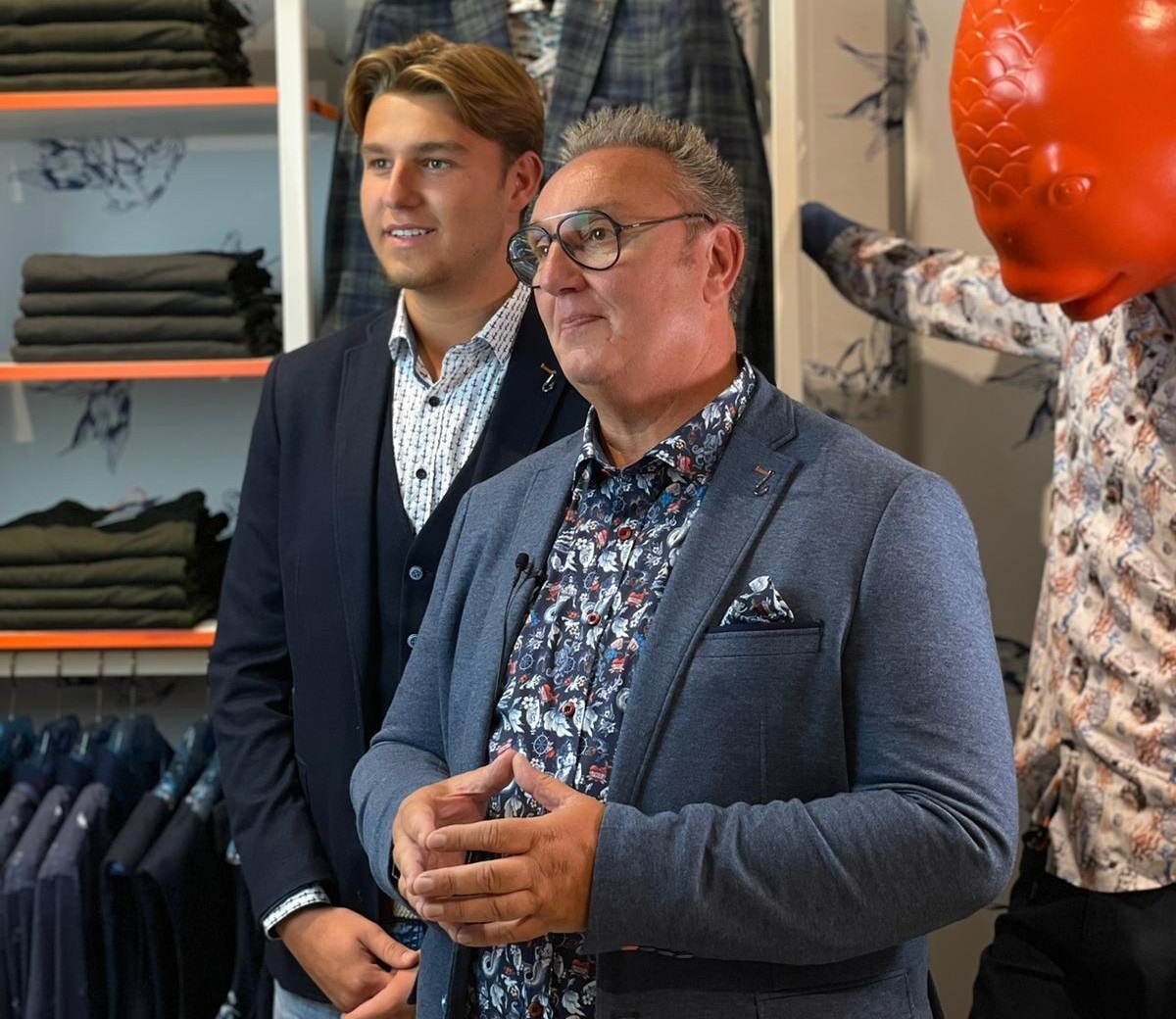 Vader met zoon Schalker, die Entrepeneurship &amp; Retail Management studeert en het bedrijf helpt bij het optimaliseren van de customer journey. En 'uiteraard drie dagen in onze flagship store in The Mall of The Netherlands werkt', aldus vader Rob.
