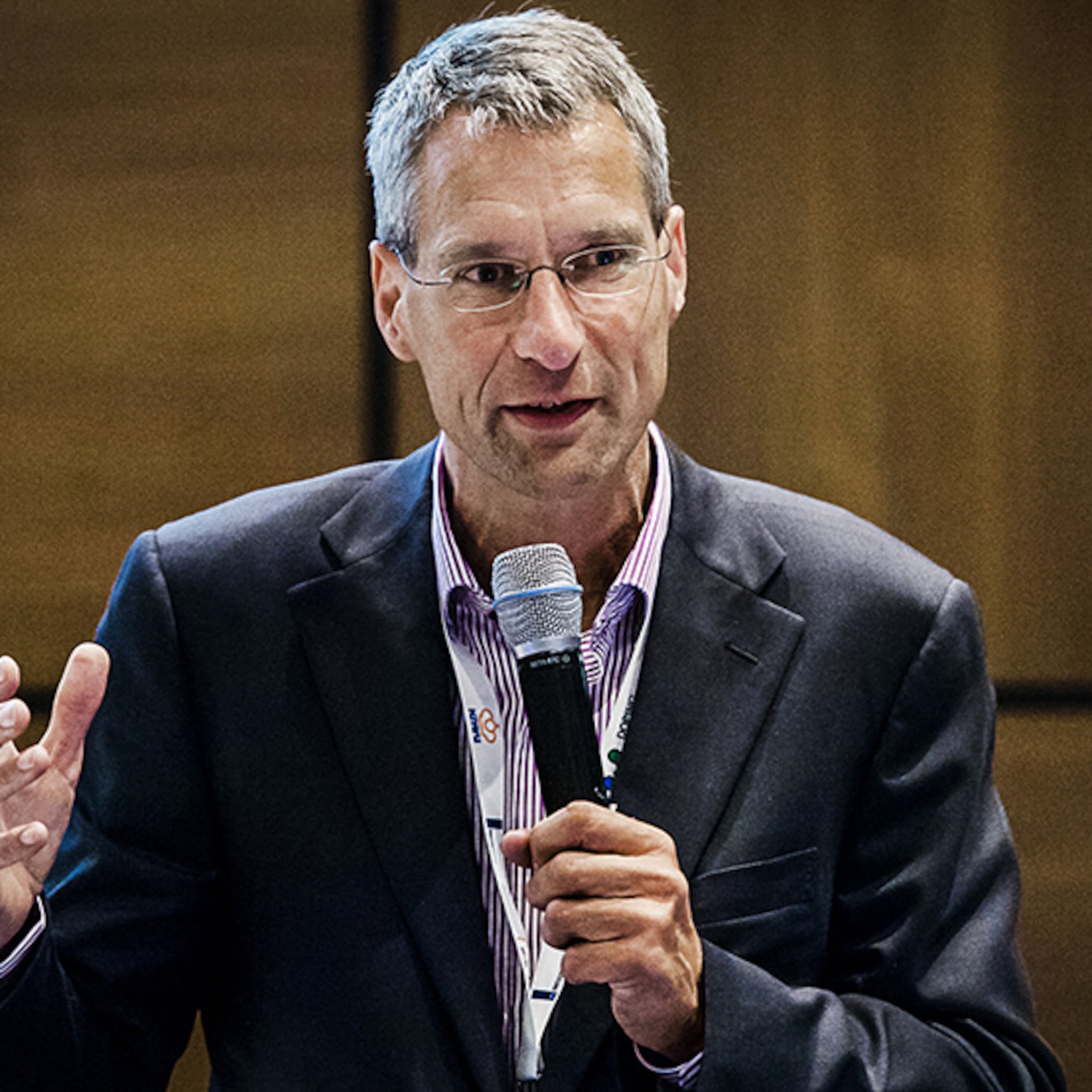 directeur van opleidingsinstituut de baak houdt ondernemer spiegel voor