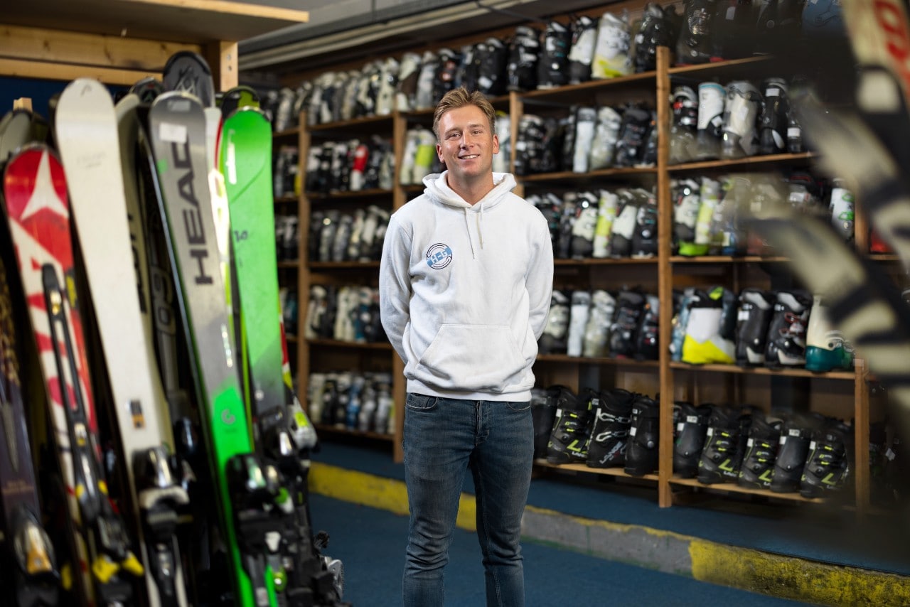 ,,Toegankelijkheid en duurzaamheid zijn leidend in onze webshop. We willen voor iedereen betaalbare, goede, hergebruikte ski's en snowboards aanbieden op Marktplaats", vertelt Siep van de Reijt. Foto: Jurre Rompa.