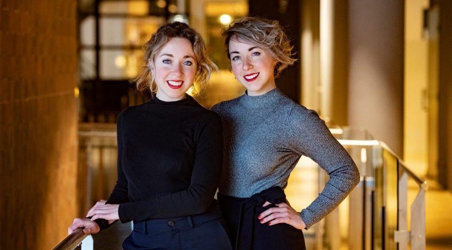 De zusjes Lyla (rechts) en Jasmijn Kok. Foto: Toussaint Kluiters United Photos