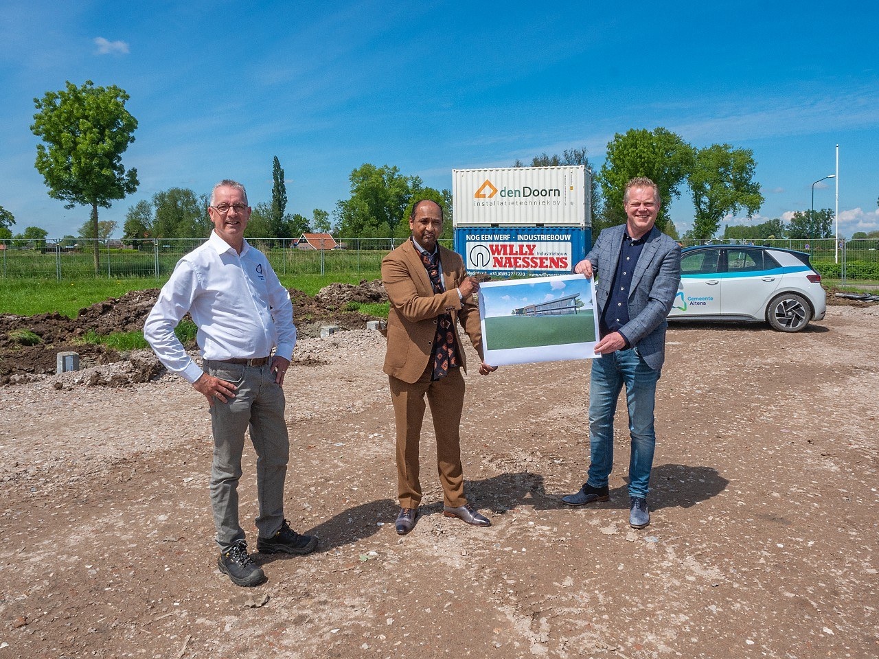 Op de bouwplek, met artist impression van de nieuwbouw, v.l.n.r. bouwinspecteur Wil Remeijsen wethouder Shah Sheikkarim (allebei van Gemeente Altena) en Tjerk van Opzeeland van installatiebedrijf Den Doorn en Meijs. Foto: Mark Litjens