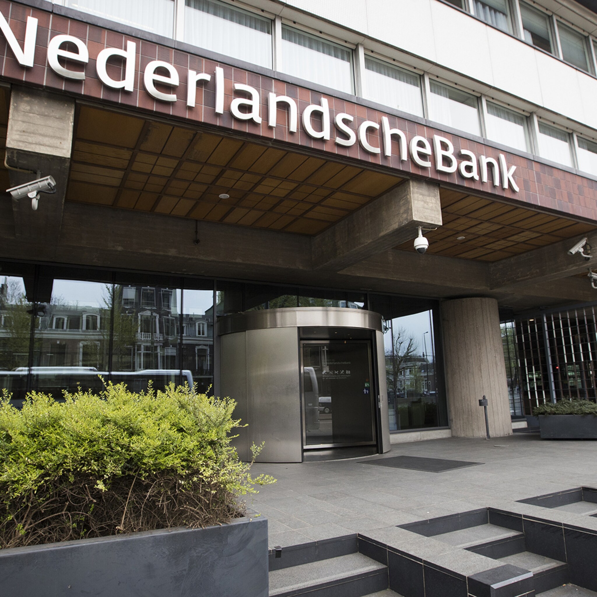 de nederlandsche bank voorspelt winsten van banken gaan kelderen
