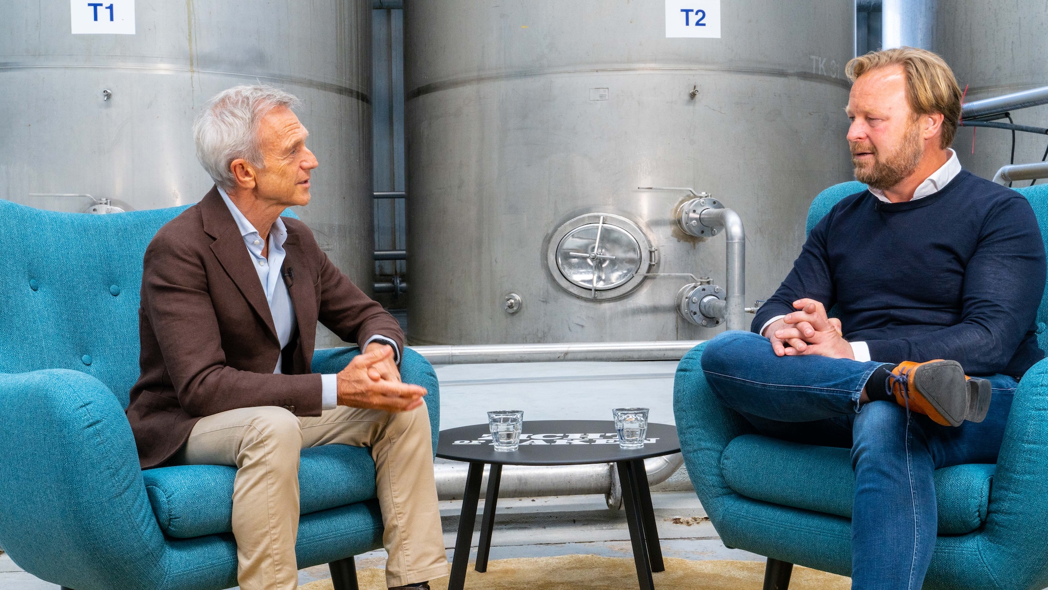 Sjoerd Wasserval in gesprek met Jaap Jongbloed in het deel van de fabriek waar de plantaardige restproducten uit reiniging worden verwerkt tot nieuwe producten.