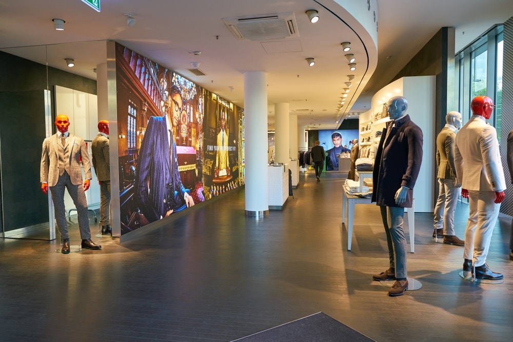 Fokke de Jong van SuitSupply geeft vierduizend euro als een werknemer een nieuwe collega aandraagt. Foto: Shutterstock/