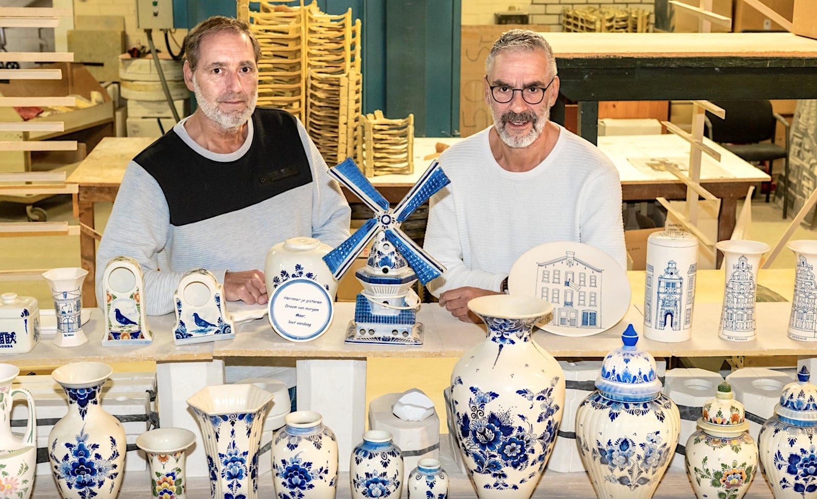 De broers Eric (links) en René Boot moeten helaas hun Delfts Blauw-atelier sluiten. Foto: Sandra Zeilstra