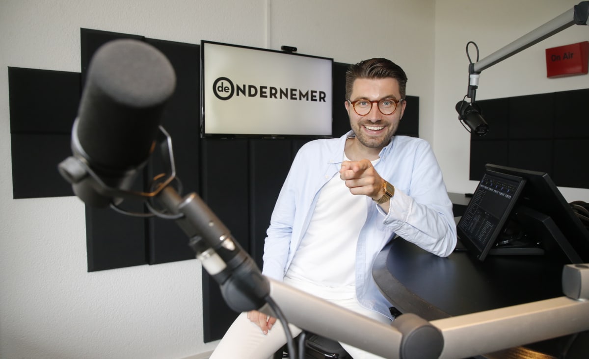 Presentator Jonathan van Noord ontvangt wekelijks een nieuwe ondernemer voor de Pitch! Foto: Ruud Voest.