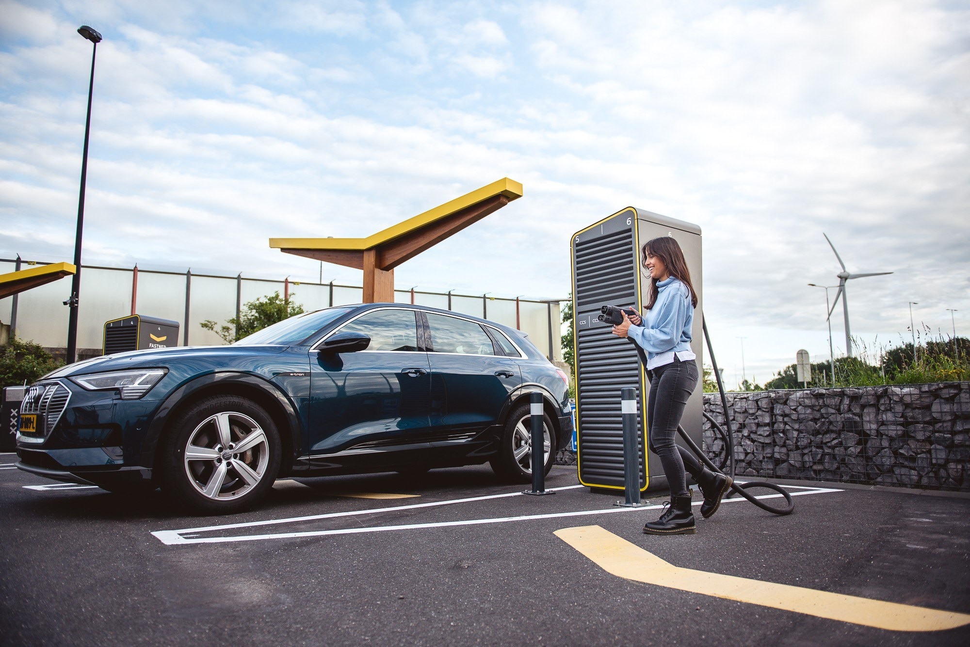 De Nederlandse Vereniging Duurzame Energie pleit voor verplicht zakelijk rijden met elektrische leaseauto's uiterlijk in 2030. Foto: Fastned