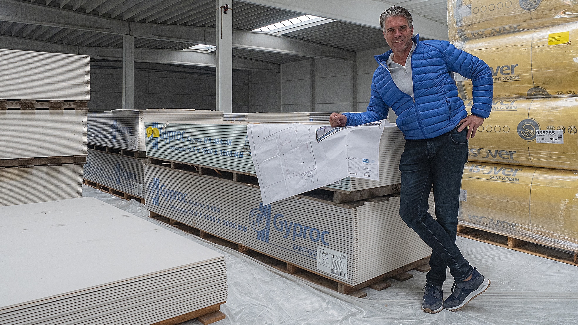 René Vissers in zijn in aanbouw zijnde nieuwe pand, waar beton een hoofdrol speelt. Foto: Mark Litjens