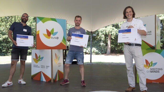 Juni vorig jaar. Tien ondernemers uit het Rijk van Nijmegen pitchten hun ondernemersidee om de economie een impuls te geven voor een panel, met Bas Tuenter (rechts op de foto) als een van de drie winnaars,
