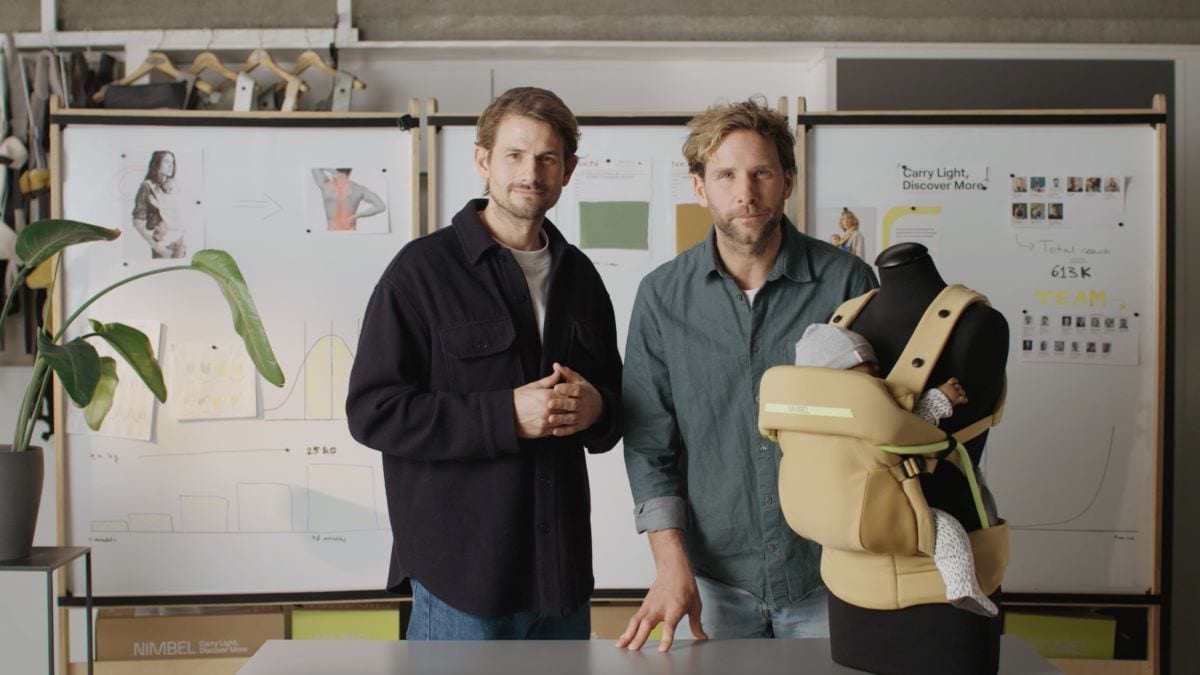 Stefan van Cleef (rechts) met de innovatieve draagzak voor baby's. NIMBEL