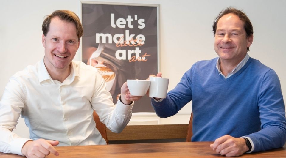 Peter van Eijl (links) en Alexander de Ronde Bresser 'proosten' op de komst van Caféco. Foto: Caféco