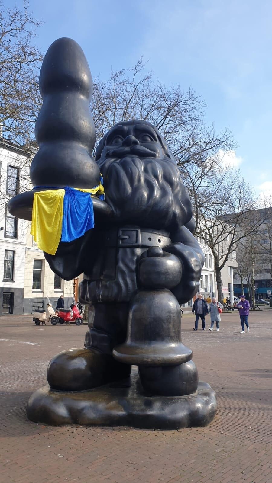 Santa Claus, beter bekend als Kabouter Buttplug, met de kleuren van Oekraïne. Foto: Anke Griffioen