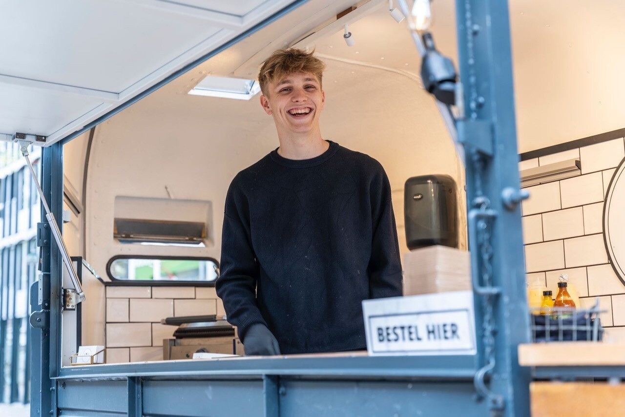 Noël Geurts in zijn foodtruck. Foto: Noëlfoodtruck
