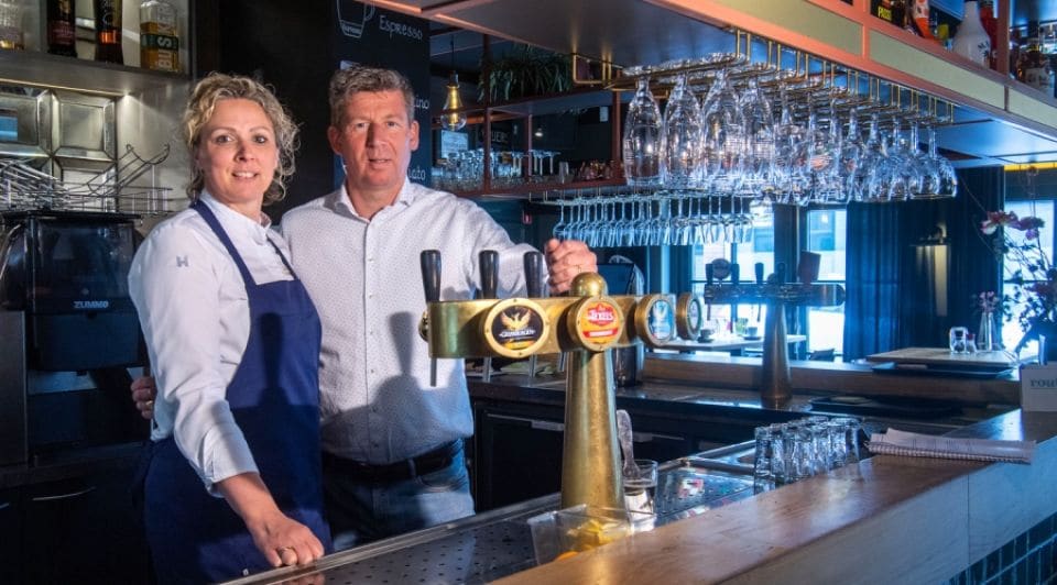 Maike en Paul klein Goldewijk achter de tap in Grand Café De Klok. Het horecastel zoekt een opvolger voor het bedrijf. Foto: Frans Nikkels